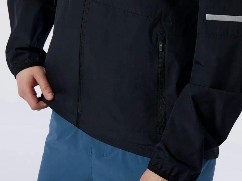 JAQUETA NEW BALANCE CORTA VENTO ACCELERATE BMJ03217BK PRETO